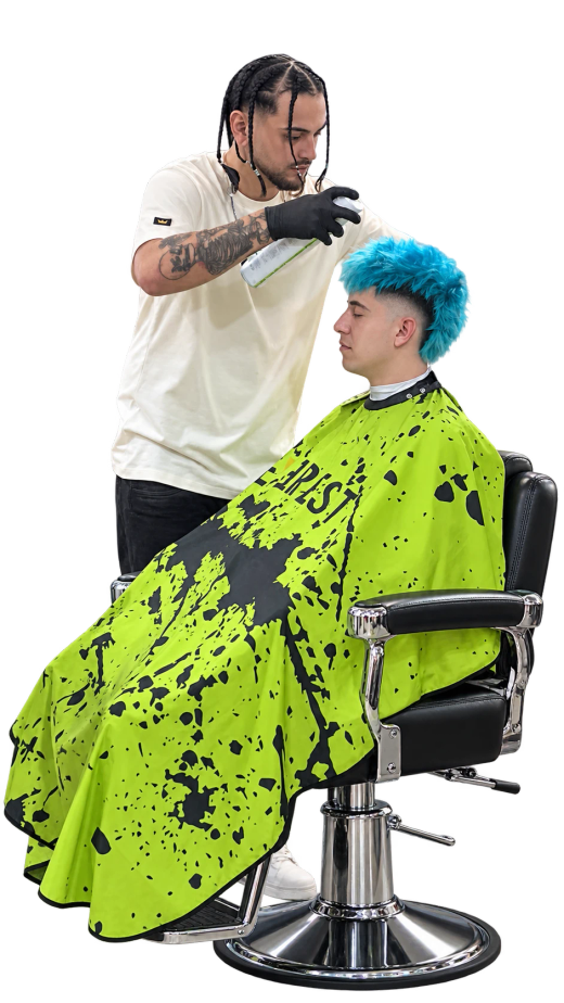 Leo cortando el pelo a un cliente en The West
